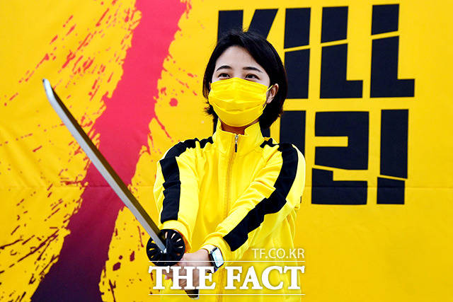 영화 '킬빌'에서 화려한 검술을 선보이는 여자주인공 '우마 서먼'과 같은 의상을 입은 류 의원.