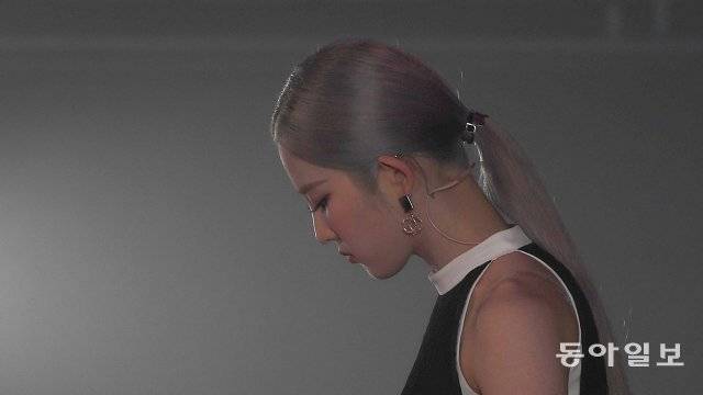 송선이 5월 18일 쇼케이스 무대 리허설 전 바닥을 내려다보고 있다.