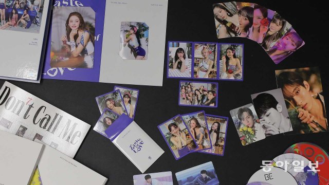 아이돌 앨범에는 CD뿐만 아니라 포토북, 멤버들의 다양한 모습을 담은 포토카드 등이 동봉되어 있다.