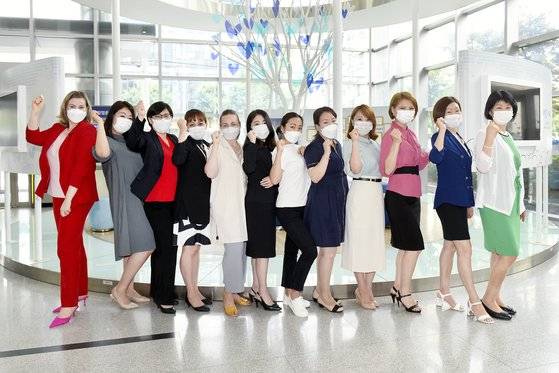 보험설계사 50명 중 45명이 외국인으로 구성되어 있는 삼성생명 영등포스타지점의 설계사들이 1층 로비에서 기념촬영을 하고 있다. 삼성생명