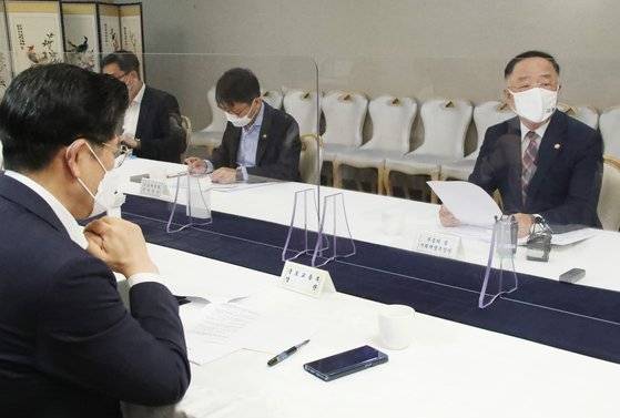 홍남기 부총리 겸 기획재정부 장관이 21일 정부서울청사에서 열린 '제26차 부동산시장 점검 관계장관회의'를 주재하고 있다. 연합뉴스