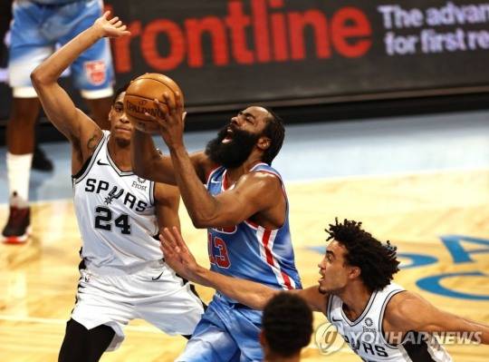 NBA 브루클린 네츠 '털보' 제임스 하든은 현란한 드리블 기술로 레이업슛을 잘 넣는다. 사진은 올 NBA 시즌서 레이업슛을 쏘는 하든. [AFP=연합뉴스 자료사진]