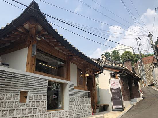 ‌계동 일대에 근대 도시형 한옥을 집중 보급해 한옥의 명백을 잇게 한 정세권에 관한 자료를 전시 중인 ‘북촌한옥역사관’