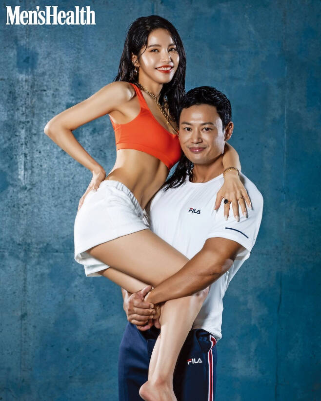 MAMAMOO leader Sola and Yang Chi-seong directors picture were released.Recently, the mens magazine Mens Health Korea released the pictures of Sola and Yang Chi-seong through the August issue.Sola and Yang Chi-seong went on a diet for two months with the aim of modeling a health magazine cover model in KBS entertainment program The presidents ear is donkey ear.In the public picture, Sola and Yang Chi-seong showed a solid muscle line for two months and certified the results of their diet success.Mens Health Korea said, Sola has a clear 11-legged abs, Yang Chi-seong boasts a solid upper body muscle like a hulk, and has attracted the praise of the people concerned. The two people who continued extreme training without drinking water to further enhance the clarity of the muscle, I did it, he said.Sola showed off her healthy and sensual charm by digesting summer fashions such as Bodie suits and swimsuits.Yang Chi-seong showed off his upper body and boasted a thick muscle, proving his true face as a training director.In an interview after filming, Sola revealed the reason why he challenged the cover model by accepting Yang Chi-seongs proposal, and the exercise method and diet that lasted for two months.Yang Chi-seong said, It is like a dream to be the main character of Bodie in someones Bodie maker. He talked about his life and his dreams that have changed since the broadcast.The August issue of Mens Health Korea, which allows you to see pictures and interviews with Sola, will be released at online bookstores on the 22nd.