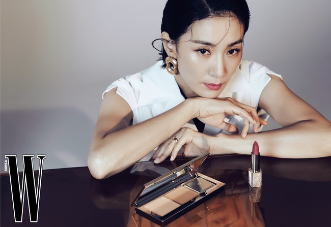 A Beauty pictorial by Actor Kim Seo-hyung has been released.Kim Seo-hyung, who has been at the center of the topic with his intense charisma and luxurious styling in the TVN drama Mine recently, recently filmed and interviewed W Korea.Kim Seo-hyung in the picture has a unique presence with a variety of charms that perfectly digest not only the refined and sophisticated style that feels the elgance allure but also the chic and sophisticated style that shows the high quality sexy.In particular, Kim Seo-hyungs sleek, flawless, shiny skin and intense red lip in the picture captivate her eyes, the new gold look makeup makes her own aura and confident charm more prominent and shows the essence of luxury beauty.