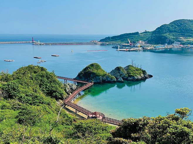 공치산에서 바라보는 농배섬은 영락없이 도담삼봉을 닮았다.