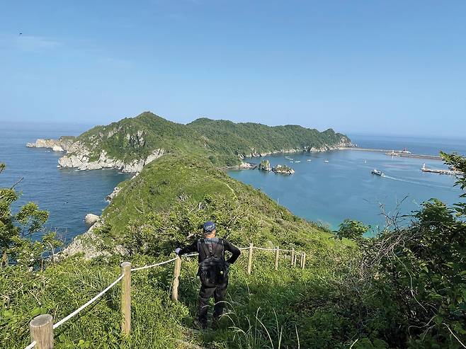 공치산을 오르는 길에 바라보는 한반도 지형은 어청도 구불길의 백미이다.