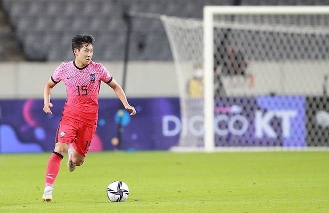 지난 13일 오후 경기도 용인 미르스타디움에서 열린 2020 도쿄올림픽 축구 국가대표팀 아르헨티나와의 평가전에서 한국 이강인이 아르헨티나 진영으로 향하며 패스할 곳을 찾고 있다. 연합뉴스