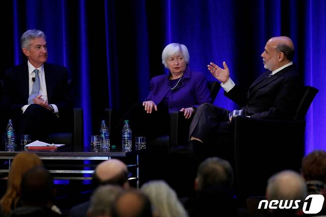 제롬 파월 현 연방준비제도 의장과 전임자들인 재닛 옐런과 벤 버냉키(왼쪽부터) © 로이터=뉴스1