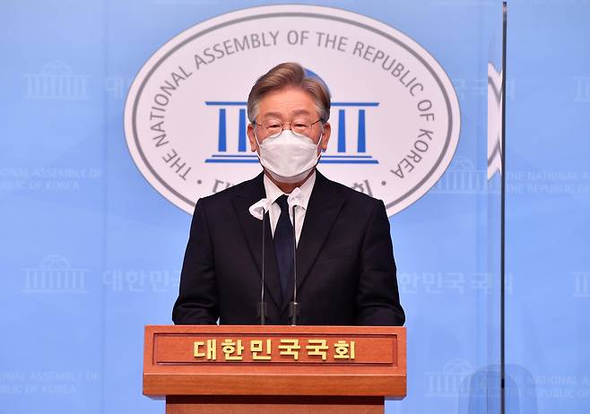 이재명 경기도 지사가 22일 오전 국회 소통관에서 기본소독 정책발표를 하고 있다. /국회사진기자단