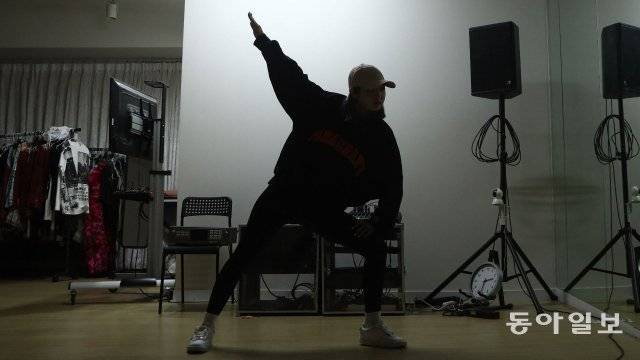 춤 연습 중인 ‘트라이비‘의 일본인 멤버 미레는 세계적인 아이돌 가수가 되고 싶어 중학생 때 한국에 왔다.