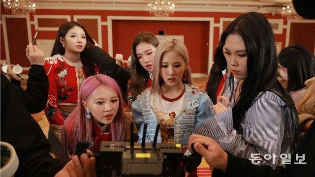 트라이비 멤버들이 안무가(오른쪽)와 방금 춘 군무 뮤직비디오 장면을 모니터링하고 있다.