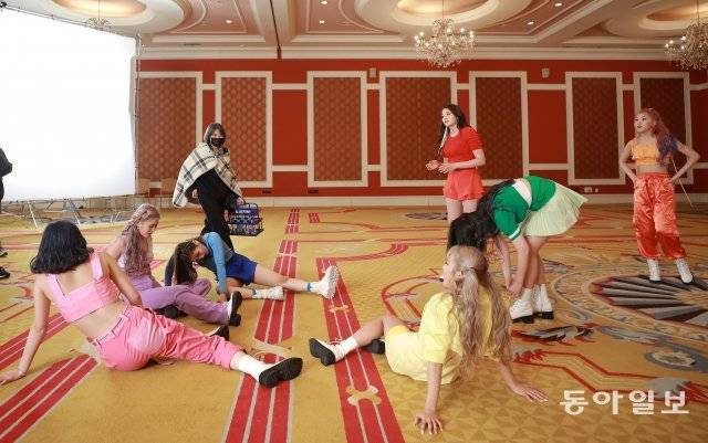 격한 ‘칼군무’를 반복하는 멤버들은 ‘컷’ 소리가 나면 바닥에 널브러지듯 주저앉았다.