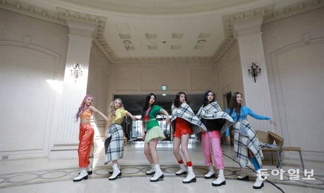 뮤직비디오 촬영 날. 군무 촬영을 앞두고 연습을 하고 있는 멤버들.