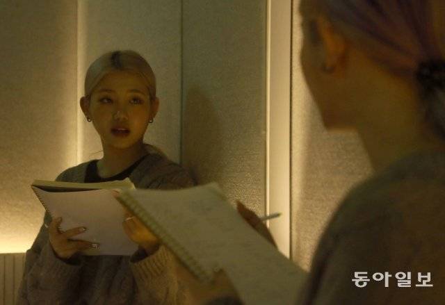 연습실 안 현빈. 가사에 필기를 해가며 노래를 연습하는 모습은 독서실 속 학생의 모습과 크게 다르지 않다.