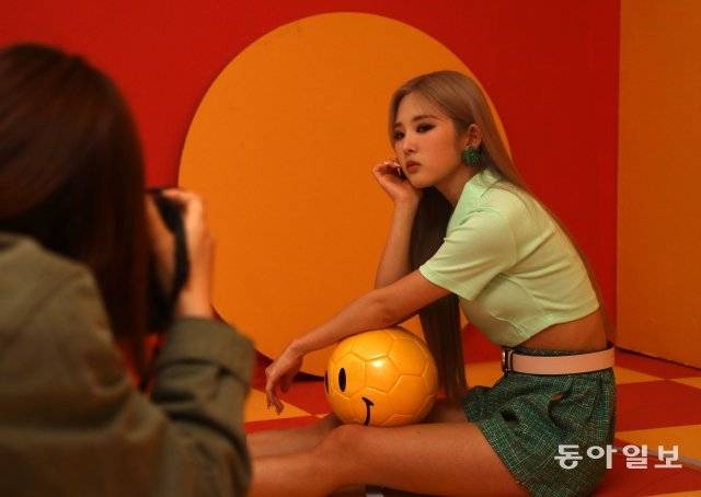 컴백 전 자켓 촬영 중인 송선.