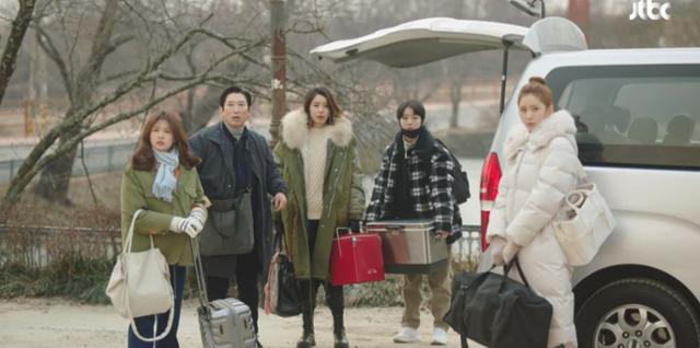 방송 중인 드라마 '월간 집'에서 배우들이 목도리를 하거나 파카와 털이 달린 코트를 입고 있다. JTBC 방송 캡처