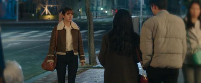 드라마 '간 떨어지는 동거'에서 이담(혜리)이 무스탕을 입고 있다. 파카를 입은 행인의 입에선 입김이 나왔다. tvN 방송 캡처