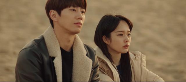 드라마 '이미테이션'에서 권력(왼쪽·이준영)이 마하(정지소)와 두꺼운 외투를 입고 해변에 앉아 있다. KBS2 방송 캡처