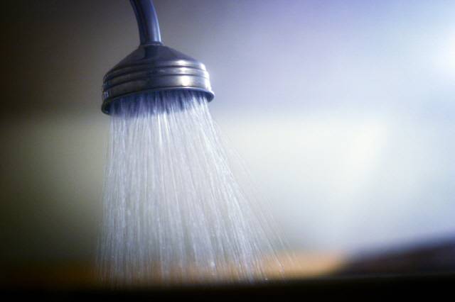 잠자기 1~2시간 전 미지근한 물로 목욕이나 샤워를 해 몸을 식히면 숙면에 도움이 된다. /클립아트코리아 제공