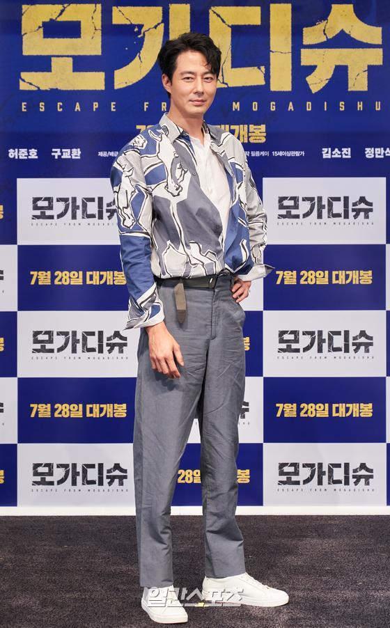 Actor Jo In-sung attends a media preview of the movie Mogadishu at Lotte Cinema World Tower in Songpa District, Seoul on the afternoon of the 22nd and has photo time.Mogadishu is a film about the escape of people who were isolated from civil war in Mogadishu, the capital of Somalia, in 1991.
