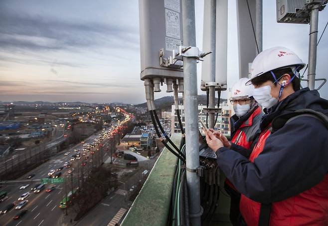 SKT직원들이 차량 정체가 가장 많은고속도로와 역사 등의 인근 기지국을 점검하고 있는 사진  [사진=SKT]
