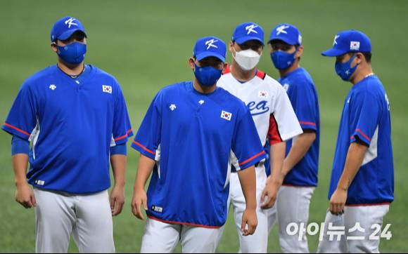 도쿄올림픽에 참가하는 야구대표팀의 평가전 3경기가 유, 무선을 통해 생중계된다. 야구대표팀 김진욱(왼쪽에서 두 번째)이 동료 선수들과 함께 20일 오후 서울 고척스카이돔에서 진행된 공개 훈련에서 몸을 풀고 있다. [사진=김성진 기자]