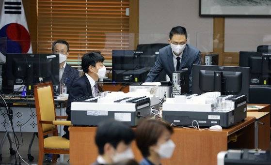 인천시 미추홀구 인천지법에서 4·15 총선 인천 연수을 재검표가 이뤄지고 있다. [사진공동취재단]
