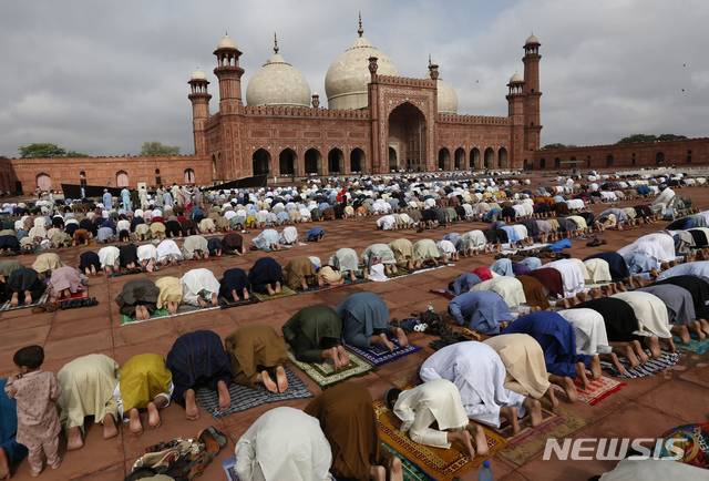 [라호르=AP/뉴시스] 21일(현지시간) 파키스탄 라호르의 역사적인 명소인 바드샤히 사원에서 사람들이 '이드 알 아드하' 기도회에 참석하고 있다. '희생제'로도 알려진, 이슬람 최대 명절인  '이드 알 아드하' 기간 동안 이슬람교도들은 양이나 소를 도축해 가난한 사람들과 나눠 먹는다. 2021.07.21.