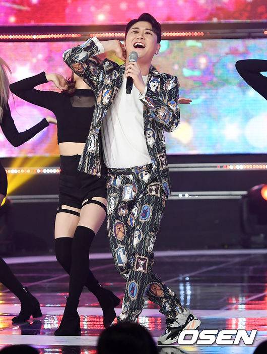 [OSEN=고양, 박재만 기자]영탁이 멋진 무대를 선보이고 있다. /pjmpp@osen.co.kr