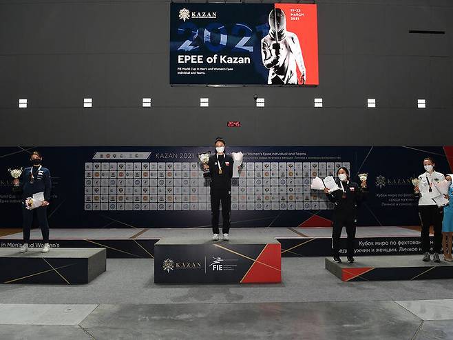 올해 3월 카잔 월드컵 대회 시상식으로 최인정 선수가 금메달, 강영미 선수는 동메달을 따며 나란히 시상대에 섰다