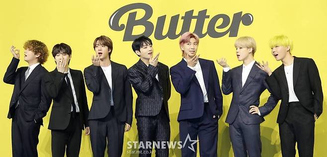 방탄소년단(BTS, 뷔 슈가 진 정국 RM 지민 제이홉)이 21일 오후 서울 송파구 방이동 올림픽홀에서 진행된 새 싱글앨범 'Butter' 발매 기념 쇼케이스에서 포즈를 취하고 있다.  'Butter'에는 버터처럼 부드럽게 녹아들어 너를 사로잡겠다는 방탄소년단의 귀여운 고백이 담겨있다.  방탄소년단은 'Butter'를 사실상의 선 공개 싱글로 스타트를 끊고 6월 중 'Butter'가 포함된 새 앨범을 발매할 계획이다. 2021.05.21 /사진=김창현 기자 chmt@