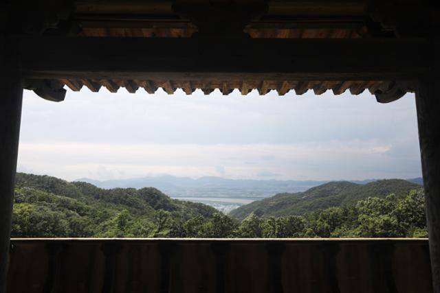 운수사 전각에서 낙동강 하구 일대가 시원하게 내려다보인다. ⓒ박준규