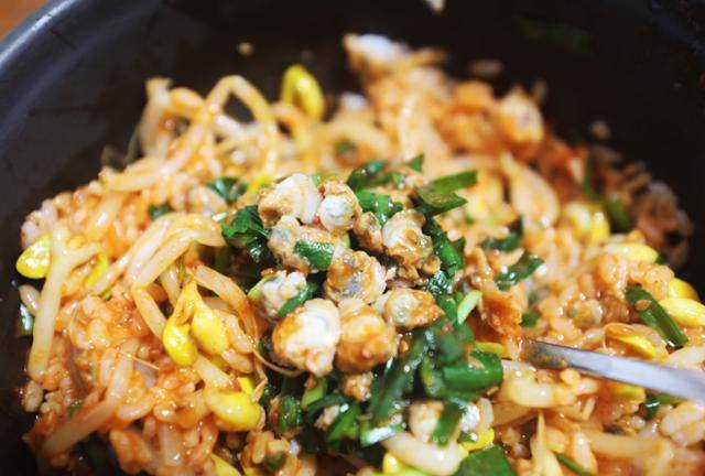 '삼락하동재첩국' 식당의 비빔밥. 재첩국에 재첩회를 더하면 시원하고 담백한 맛이 어우러진다. ⓒ박준규