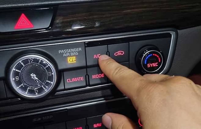 운행을 멈추기 10여 분 전에 A/C 버튼을 눌러 냉방 기능을 끄고 송풍만 하며 내부를 말린다