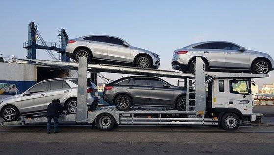 제주도 장기여행자를 중심으로 ‘차량 탁송’이 인기를 끌고 있다. 운전기사가 집으로 와서 차를 가져가 배로 이동한 뒤 제주에서 바로 이용할 수 있도록 챙겨주는 서비스다. [사진 제주고속]