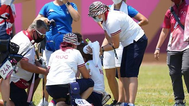 일본 도쿄의 살인적인 찜통더위에 도쿄올림픽에 참가 중인 러시아 여자 양궁선수 스베틀라나 곰보에바가 23일 오전 경기 도중 실신해 참가 선수들의 건강에 대한 우려가 커지고 있다. [연합]