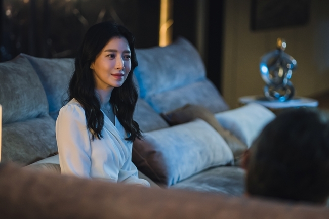 Actor Yoon Se-ah plays a new emotion of resolution in The Lorde: The Tragedy of 1In the TVN new drama The Lorde: The Tragedy of 1 (playplayplay by Yoon Hee-jung/director Kim No-won/planning studio Dragon/production The Great Show), which will be broadcast first on August 4, Yoon Se-ah will play the role of Seo Eun-soo, showing the changes in emotions that began to shake sharply shortly after facing the terrible incident.Seo Eun-soo (Yoon Se-ah) is a popular miniature writer who has opened up to solo exhibitions.It was a precious thing for him to start to show another small world for Son, who was born as a premature child and spent a lot of time in the hospital.As such, the family is so important to her, from her husband Baek Soo-hyun (Ji Jin-hee), who always considered herself a special person, and Son, who once again made her a special person.The elegant smile of Seo Eun-soo in the photo released suggests that she is having a happy day as a wife and mother.It is also noticeable that he is immersed in miniature work in the workshop.But this tranquil routine is set to be brutally broken by the tragedy that son was Kidnapping.Unlike usual, the appearance of anxiety is curious about the full-scale story that is hidden in the curtain, whether it is what you felt before the incident or if you are nervous immediately after the incident.In the meantime, the eyes and gestures that lose their hair and shake form a more dangerous air current.There is a question around her whether the whole crack that caused Seo Eun-soo to lose his relaxed smile is related to her husband Baek Soo-hyun, a national anchor who has reported the truth without regard to external pressure, and her father Seo Gi-tae (Chun Ho-jin), the chairman of a huge conglomerate in Korea.