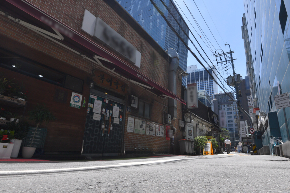 - 사회적 거리두기 강화방침의 영향으로 22일 서울의 한 음식점 거리가 점심시간에도 한산한 모습을 보이고 있다. 2021.7.22 박지환기자 popocar@seoul.co.kr