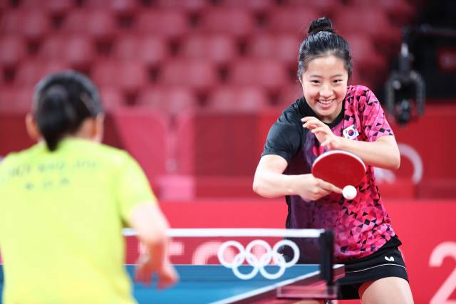 신유빈(오른쪽)이 밝은 표정으로 현지 훈련을 하고 있다. /연합뉴스