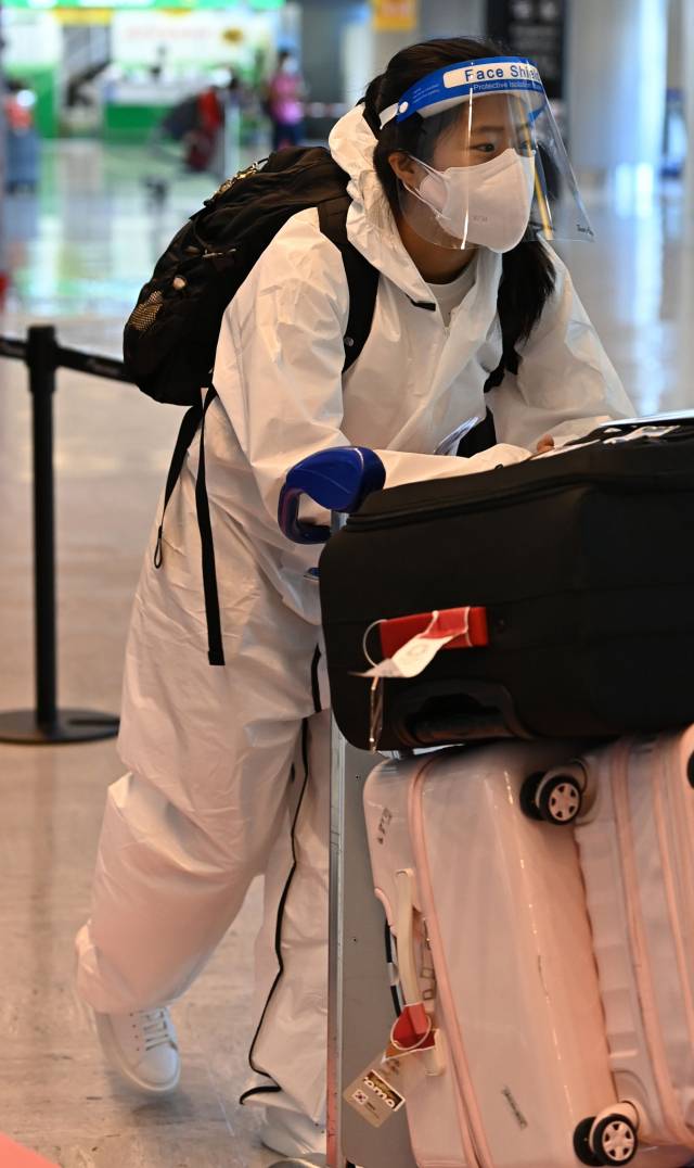 지난 19일 방역복 ‘풀 착장’으로 일본 나리타 공항을 통해 입국하는 신유빈. /나리타=권욱 기자