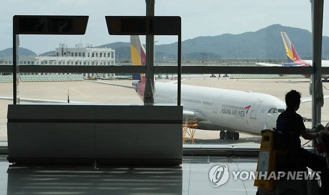 코로나 4차 대유행에도 사이판 항공노선 예정대로 이달 재개 (영종도=연합뉴스) 임헌정 기자 = 국내 신종 코로나바이러스 감염증(코로나19) '4차 대유행'에도 항공사들의 사이판 노선 운항이 예정대로 이달 말부터 재개될 전망이다.
지난 14일 업계에 따르면 아시아나항공과 제주항공은 이달 24일부터, 티웨이항공은 이달 29일부터 인천~사이판 노선을 운항한다.
사진은 이날 영종도 인천국제공항 제1터미널 텅 빈 여행사 카운터 너머로 보이는 항공기. [연합뉴스 자료사진]