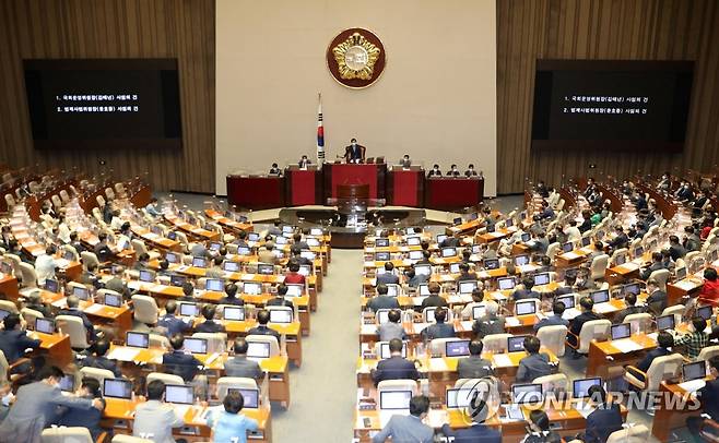 제389회 국회(임시회) 제2차 본회의 (서울=연합뉴스) 하사헌 기자 = 23일 저녁 서울 여의도 국회에서 제389회 국회(임시회) 제2차 본회의가 열리고 있다. 2021.7.23 toadboy@yna.co.kr