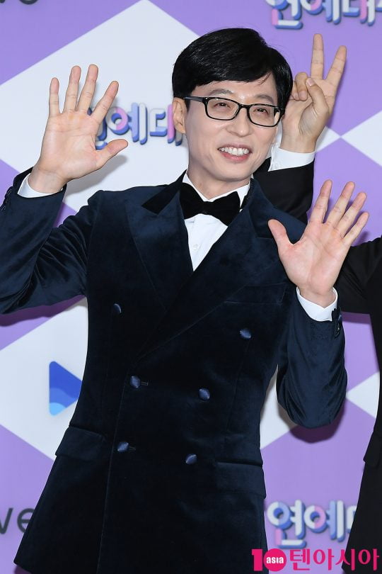 The comedian Yoo Jae-Suk is in contact with Corona 19 Confirmed person and is in Self-Quarantine.As a result, a number of entertainment programs he was appearing in are expected to stop.Antenna, a subsidiary company, said on the 23rd, Yoo Jae-Suk has been in close contact with the staff who have been confirmed to be Corona 19 on the TVN You Quiz on the Block recording on the 21st.Yoo Jae-Suk received an inspection after coming into contact with Confirmed person, and entered Self-Quarantine waiting for the results.Antenna is coordinating the scheduled Yoo Jae-Suk schedule.The broadcaster is a super emergency. The proportion of Yoo Jae-Suk in the entertainment industry is absolute.In addition to Yu Quiz, he is appearing on MBC What do you do when you play?, TVN Sixth Sense and SBS Running Man.Yu Quiz is a situation where all the production team and the cast are waiting for the result after receiving Corona 19 Inspection.The recording was canceled for two weeks, leaving the additional Confirmed person out of existence; it is likely to be deflected in the future, depending on the inspection results.Sixth Sense canceled the scheduled recording today (24 Days); Running Man also temporarily delayed the recording on Wednesday.Both production crews explained, We will not proceed with filming while there is no Yoo Jae-Suk.Fortunately, What do you do when you play? I decided to lose three weeks early in the 2020 Tokyo Olympics. I recorded it every Thursday, but there was no shooting on the 22nd.Yoo Jae-Suk will check the health status after completing Self-Quarantine and will proceed with the recording, the production team said.The comedian Jo Se-ho is also waiting for the results after receiving the Corona 19 Inspection after the recording of You Quiz on the Block.Jo Se-ho first made an inspection with a self-diagnosis kit, and the voice came out, and I am waiting for the result after receiving PCR inspection in case of a situation I do not know.However, Jo Se-ho is not expected to need self-Quarantine if he is diagnosed as negative as he has been vaccinated earlier.As the Corona 19th pandemic has become a reality, Confirmed person is constantly coming out to the broadcaster.Recently, Han Hye-jin, Park Tae-hwan, Jang Min-ho, Young-tak, Seo In-young, Hani, and Yun Jung-hee have been confirmed, and news of confirmation of staff and assistant performers is continuing.MSG Wannabe Park Jae-jung, who has a relationship with Yoo Jae-Suk, also missed the concerted person ahead of JTBCs Knowing Brother recording.Most programs are an emergency every day because of the disruption in production.Among them, Yoo Jae-Suks Self-Quarantine is even more bone-breaking.The program he is appearing in as well as the entire broadcasting company is highly dependent on National MC Yoo Jae-Suk.The broadcasters position that there is no recording without Yoo Jae-Suk clearly shows this reality.