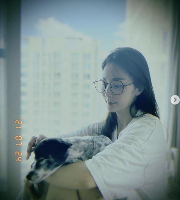 Ahn Hye-Kyung flaunts cute glasses beautiful looksAhn Hye-Kyung posted a photo on Instagram on Monday with an article entitled Nadu glassglasses will be smarter # weekend # home # Lucky #rest # Rest # Why #heat #Cock.The photo shows Ahn Hye-Kyung smiling in a glass in the living room of his home alone.Ahn Hye-Kyung further accentuated his beautiful look during his time with round glasses.Ahn Hye-Kyung, who is known as 167cm tall and weighs 54kg, is known to have lost weight recently due to steady exercise and diet.Meanwhile, Ahn Hye-Kyung is currently appearing on the SBS entertainment program The Beating Girls.