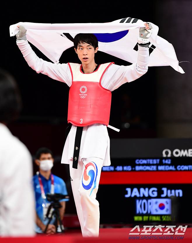 2020 도쿄올림픽 태권도 -58KG급 동메달 결정전이 24일 일본 지바 마쿠하리메세 A홀에서 열렸다. 대한민국 장준이 동메달을 차지하고 태극기를 흔들고 있다. 지바=최문영 기자 deer@sportschosun.com /2021.07.24/