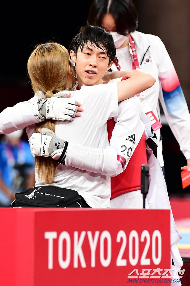 2020 도쿄올림픽 태권도 -58KG급 동메달 결정전이 24일 일본 지바 마쿠하리메세 A홀에서 열렸다. 대한민국 장준이 동메달을 차지하고 환호하고 있다. 지바=최문영 기자 deer@sportschosun.com /2021.07.24/