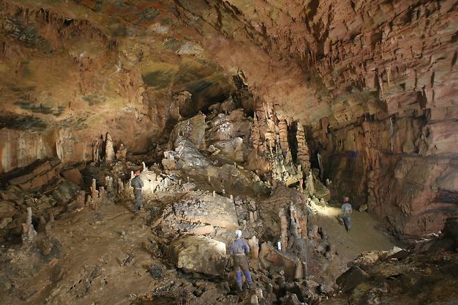 평창 미탄면의 '어름치마을'에선 관광 두레 '와우 미탄'과 함께 하는 '백룡동굴'(사진) 탐방이 인기다. 백룡동굴은 연중 15℃ 기온을 유지해 한여름에도 서늘하다. / 평창군