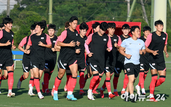 2020 도쿄 올림픽에 출전 중인 대한민국 올림픽 축구대표팀이 24일 일본 이바라키현 가시마시 '가시마 앤틀러스 클럽 하우스'에서 훈련을 하고 있다.
