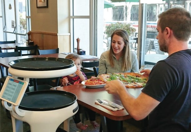 서빙 로봇 서비가 식당에서 음식을 운반하고 있는 모습